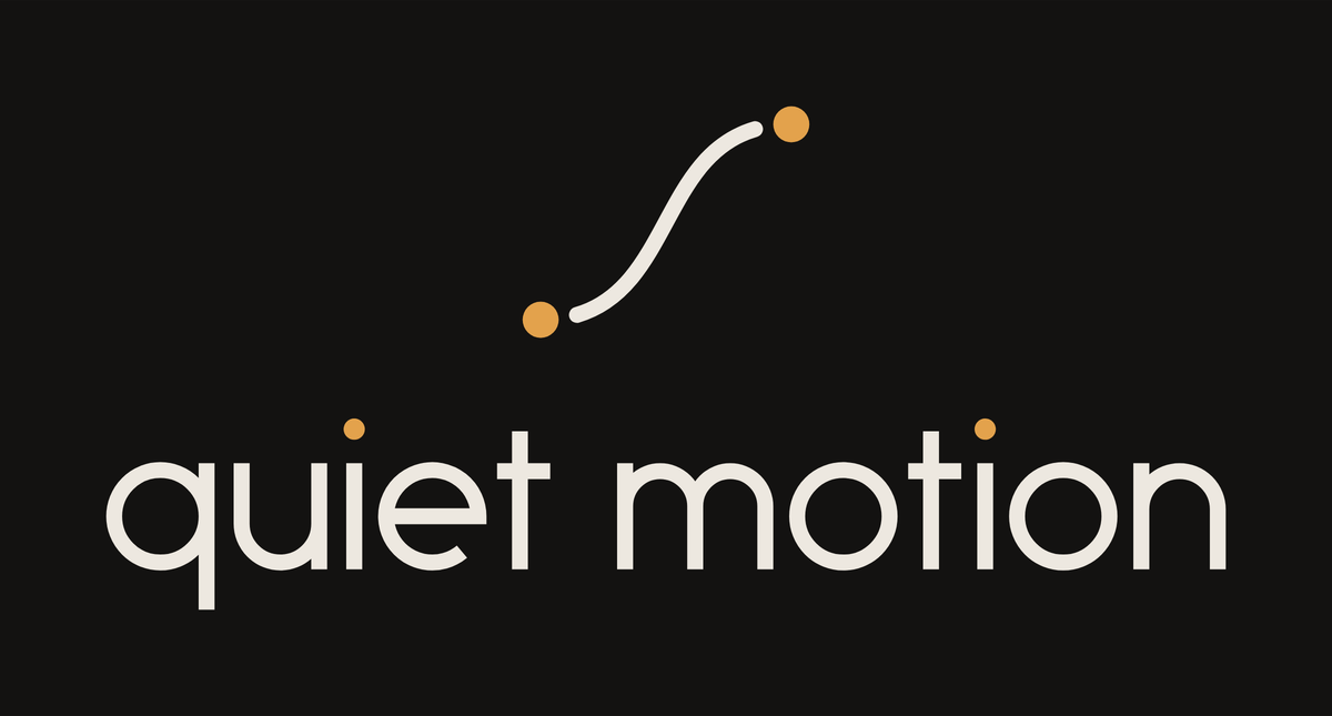Logotipo principal de Quiet Motion: el símbolo de la curva con dos keyframes sobre el nombre en minúsculas, en hueso y ámbar sobre fondo oscuro.